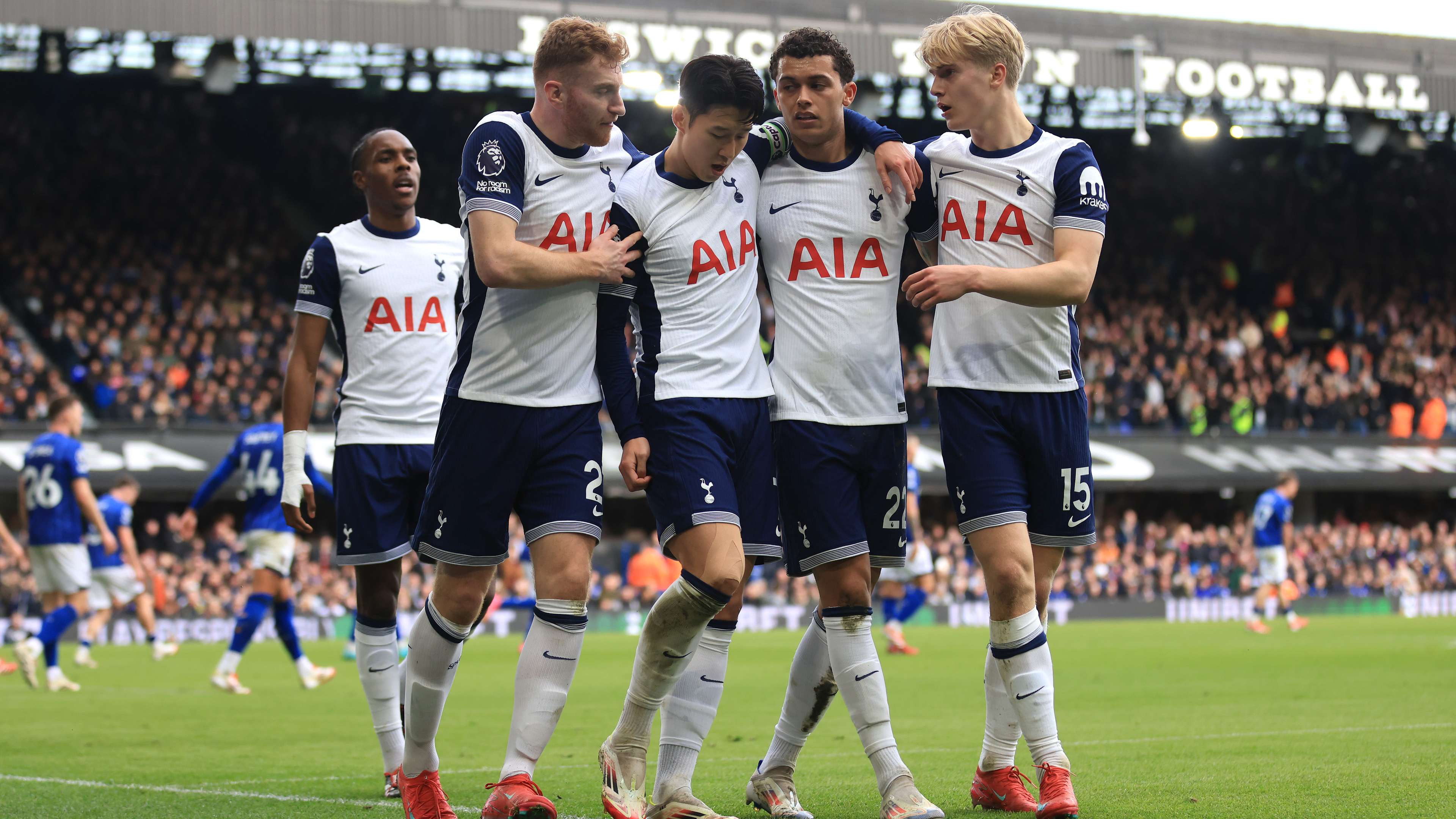 年轻队员在 年轻队员在